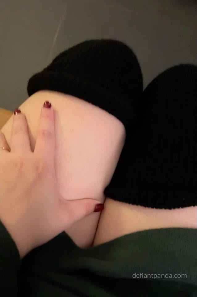 Defiantpanda masturbating