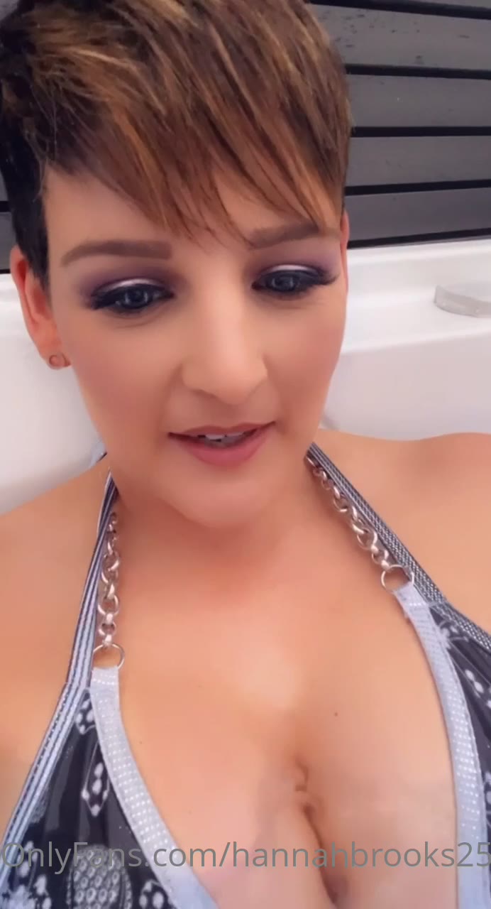 hannahbrooks25 bg  Clip