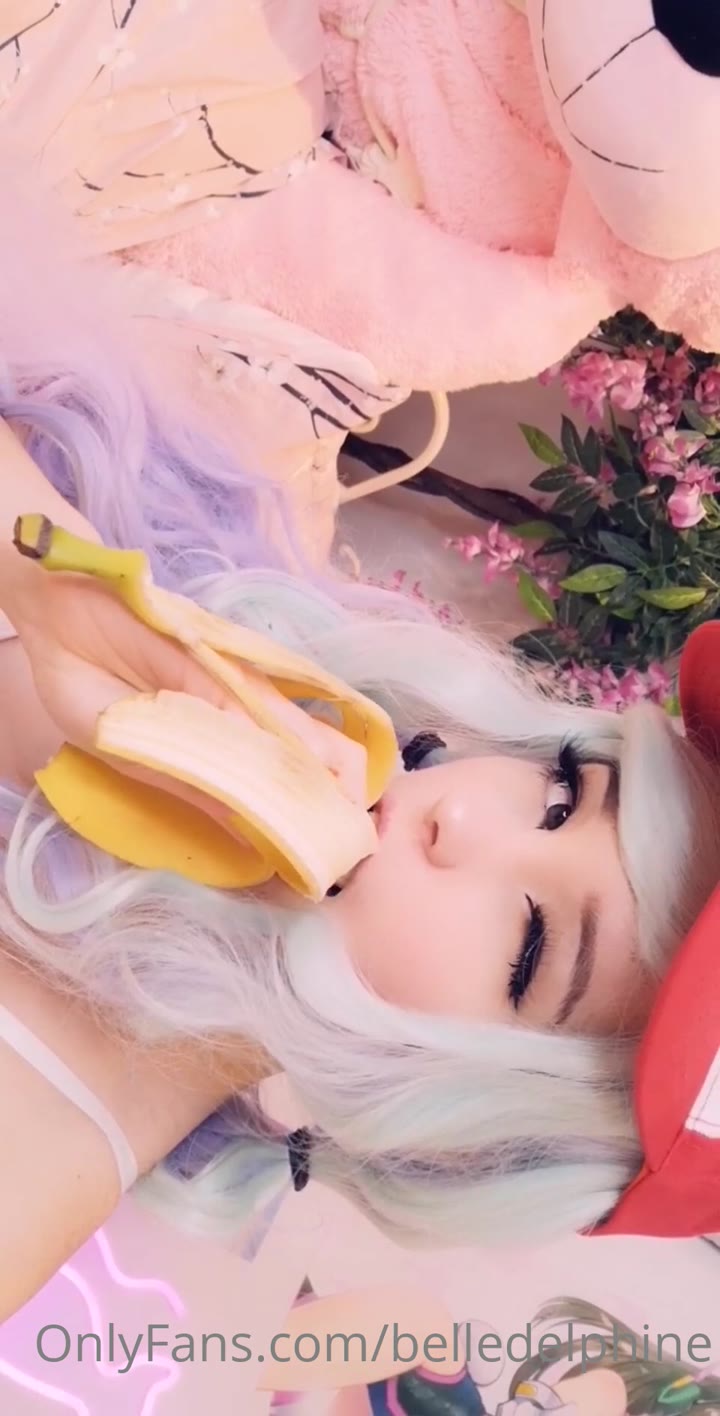 erotica Sweating Petite Belle Delphine bg