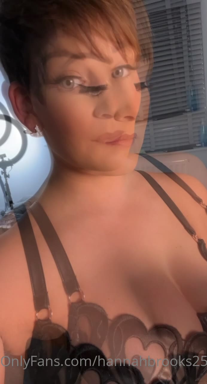 Milf Hannah Brooks boobs