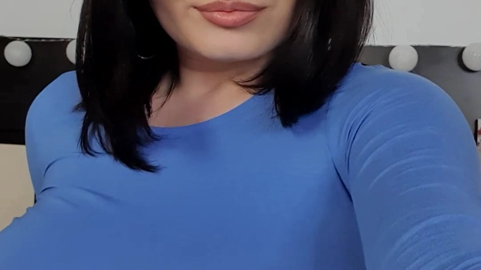 hot BustyEma face