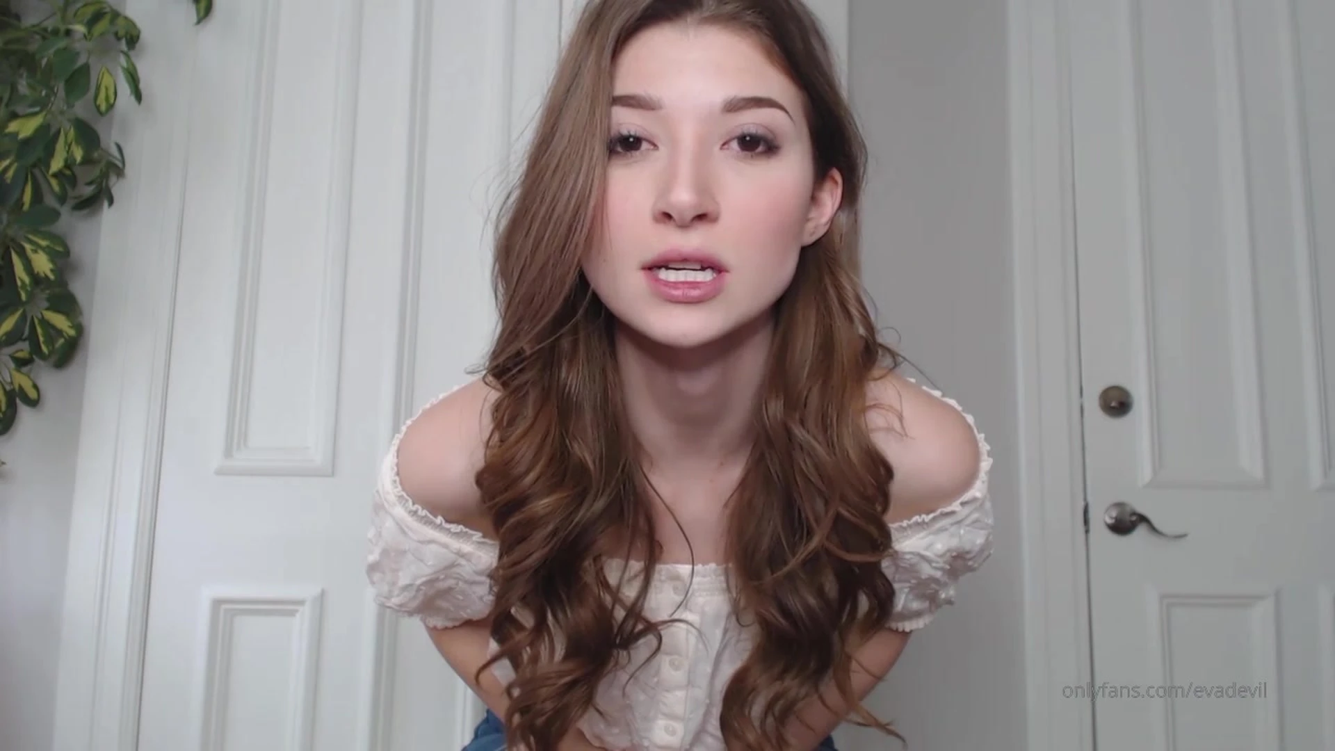waitress Petite Eva De Vil nan