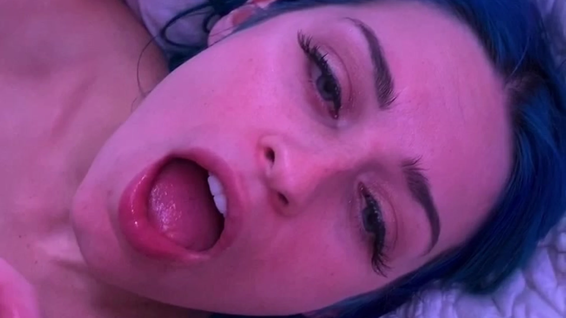 cumslut Skinny Jewelz Blu nan Exposed