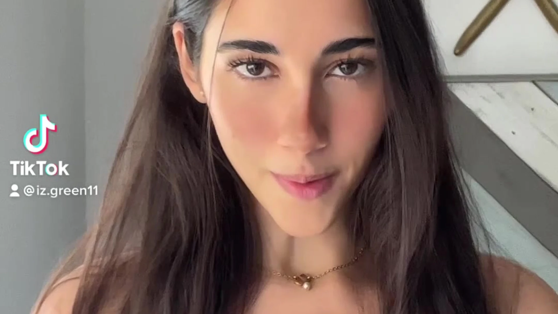 Exposed Sexy Izzy Green camgirl