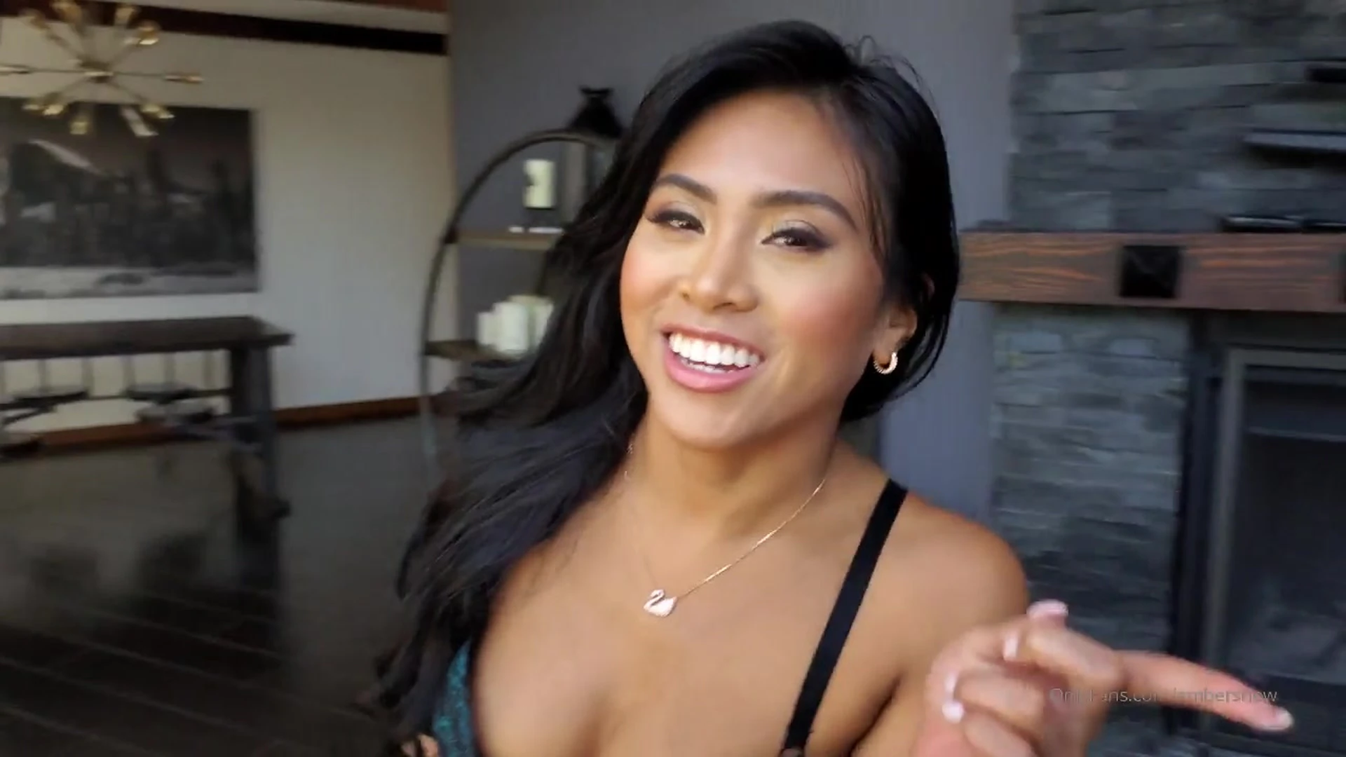 waitress Ember Snow simpcity