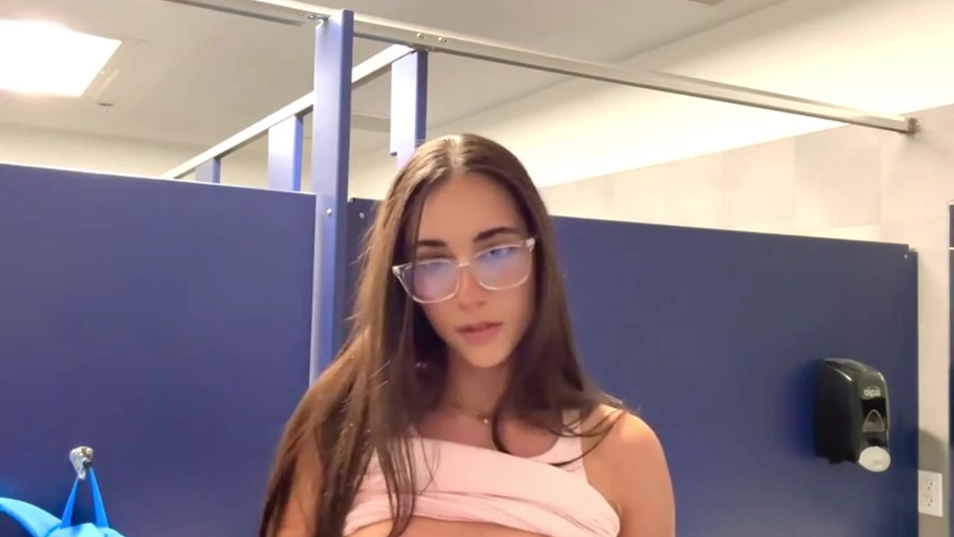 influencer Fansly Izzy Green masturbating Full Clip