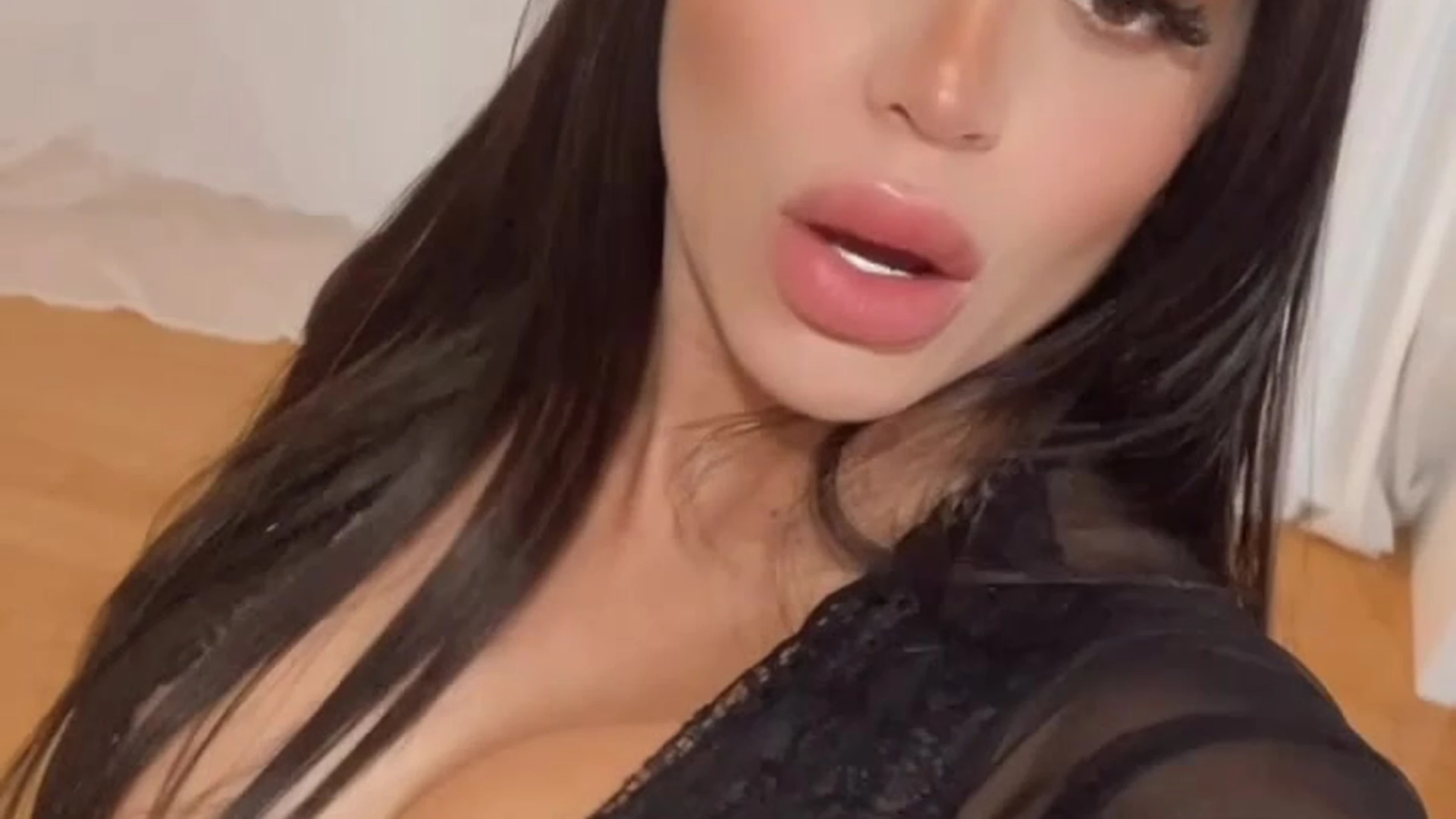 sexy Sara Retali ripped cams