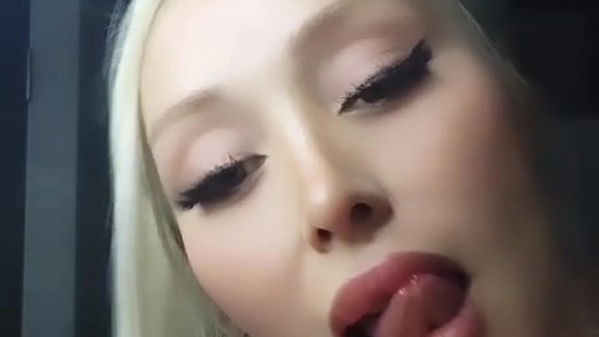 artistic blonde Daniella Chavez Leak